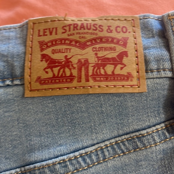 Genuine Levi's Women's Mid-Rise Mid-Length Jean Shorts Red Tab - Picture 8 of 8